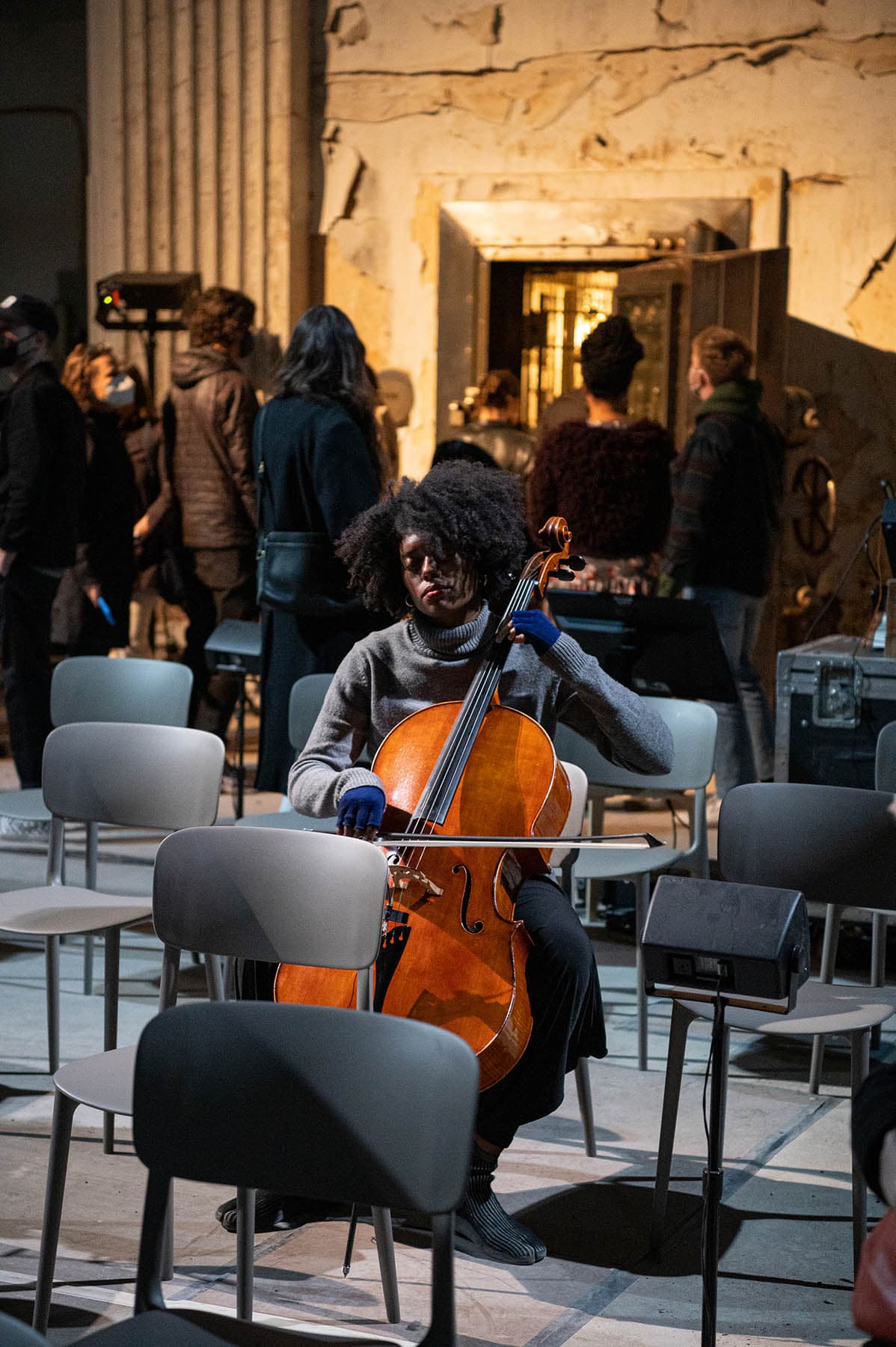 Jill Magid, Tender Presence, 2022
Performance and installation presented by Creative Time at The Dime Savings Bank of Williamsburg
Image courtesy the artist, Creative Time, and LABOR, Mexico City
photography: Daniel Salemi