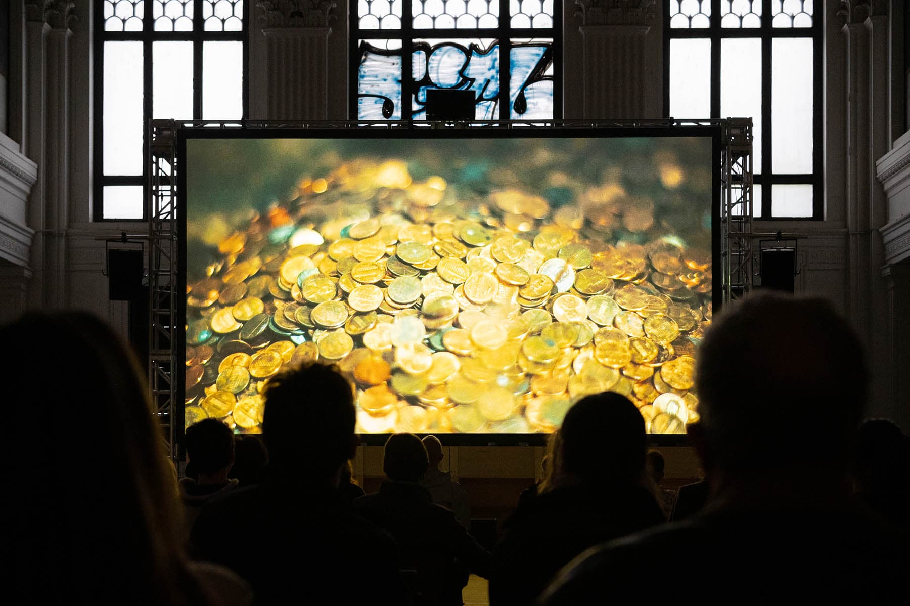 Jill Magid, Tender Presence, 2022
Performance and installation presented by Creative Time at The Dime Savings Bank of Williamsburg
Image courtesy the artist, Creative Time, and LABOR, Mexico City
photography: Daniel Salemi