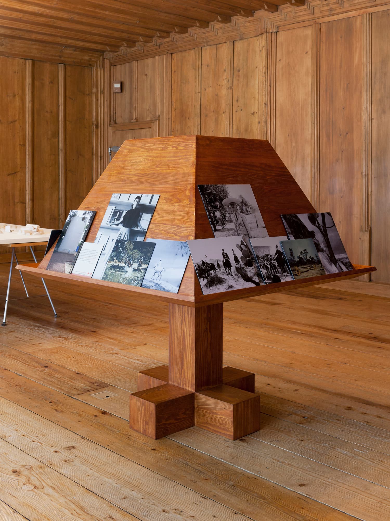 Facistol, 2013, installation view